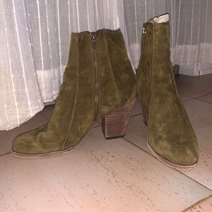 Frye boots color in khaki green, only have been worn twice.